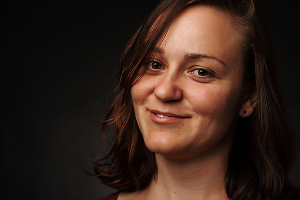 포토 JPG 해외이미지 백인 모델 1 여자 행복 얼굴 백그라운드 비즈니스 갈색머리 한명 사람 성인 유행 내추럴 해외202004 해외포토 서양인 헤어스타일 감정 신체부위 파일형식 이미지허브