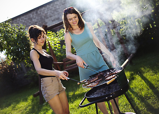 포토 JPG 해외이미지 주간 라이프스타일 여자 행복 집게 육류 요리 들기 사람 상반신 성인 야외 두명 앞모습 옆모습 정원 소시지 꼬챙이 꼬치 그릴 바비큐 굽기 성인여자만 해외202004 해외포토 자연요소 감정 음식 뷰포인트 식재료 모션 주방용품 생활 가공식품 구이 여자만 성인만 파일형식 이미지허브