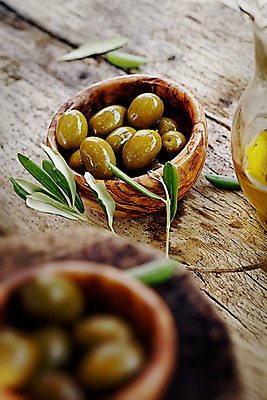 포토 JPG 해외이미지 식물 유럽 음식 백그라운드 컨셉 잎 채소 과일 재료 자연 탁자 주택 건강 요리 사람없음 목재 초록색 노란색 식당 검은색 이탈리아 수확 성장 나뭇가지 시골 사발 스페인 맛 지중해 먹기 오브젝트 올리브 날것 아로마 향 설정 그리스인 스페인어 채식주의자 핸드메이드 추가 비건 해외202004 해외포토 서양인 나무 열매 나라 바다 컬러 가구 농업 모션 건물 상점 사기그릇 생태계 채식 파일형식 이미지허브