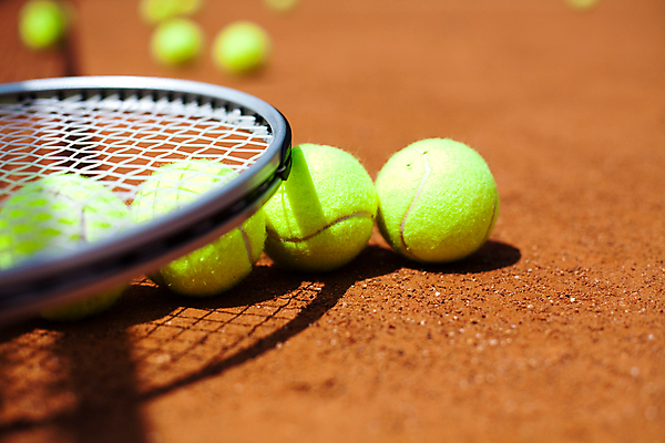 포토 JPG 해외이미지 주간 그림자 사람없음 야외 아웃포커스 테니스 테니스라켓 테니스용품 테니스장 테니스공 땅바닥 해외202004 해외포토 자연요소 스포츠용품 공 스포츠시설 바닥 촬영기법 구기 라켓 파일형식 이미지허브