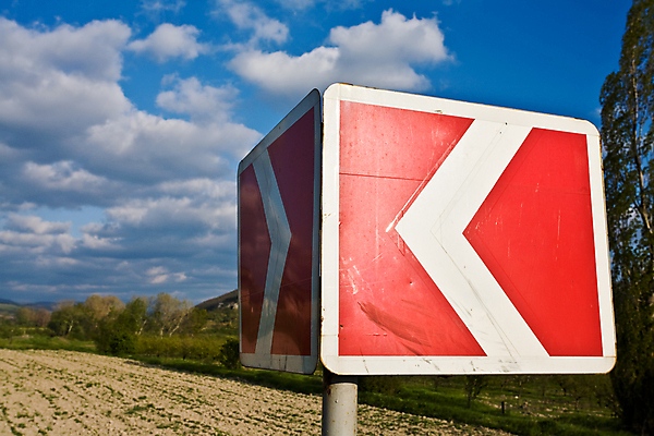 포토 JPG 해외이미지 구름 도로 하늘 사람없음 빨간색 흰색 고속도로 가장자리 사인 길가 방법 해외202004 해외포토 자연요소 길 컬러 교통시설 둘레 파일형식 이미지허브