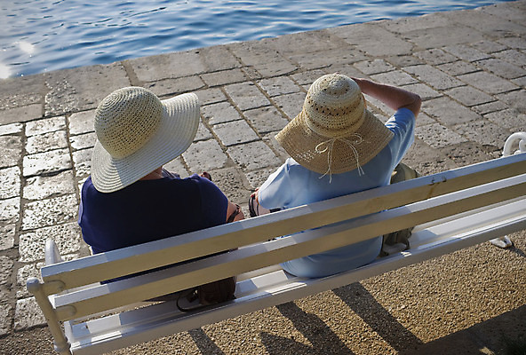 포토 JPG 해외이미지 여자 노년 행복 유럽 바다 여행 2 벤치 통신 휴가 함께함 대화 사람없음 야외 물 햇빛 여행객 항구 뜨거움 은퇴 크로아티아 소통 해외202004 해외포토 자연요소 감정 나라 컨셉 의자 교통시설 말하기 사람 성인 태양 파일형식 이미지허브