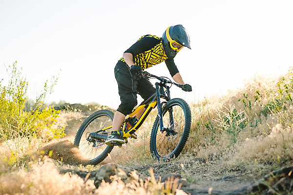 포토 JPG 해외이미지 라이프스타일 남자 파도 이동 산 한명 경사 성인 야외 자전거 승차 저녁 헬멧 언덕 라이더 산악자전거 성인남자한명만 해외202004 해외포토 1 바다 컨셉 모션 사람 생활 바이크 야간 보호장비 남자한명만 성인남자만 파일형식 이미지허브