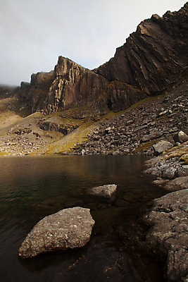 포토 JPG 해외이미지 구름 공원 호수 하늘 영국 웨일즈 풍경 사람없음 초록색 물 파란색 여행객 환경 등산 절벽 땅 전국 스노도니아 해외202004 해외포토 자연요소 공공시설 유럽 컬러 사람 트래킹 파일형식 이미지허브