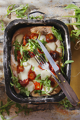 포토 JPG 해외이미지 포크 토마토 피자 쟁반 실내 사람없음 하이앵글 나이프 나무탁자 루꼴라 해외202004 해외포토 식기 뷰포인트 채소 탁자 패스트푸드 서양음식 내부 칼 파일형식 이미지허브