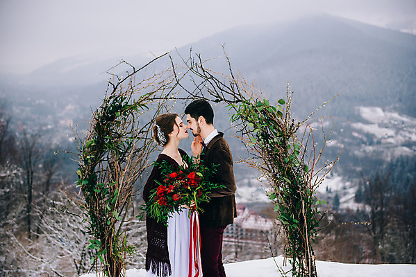 포토 JPG 해외이미지 나무 라이프스타일 커플 드레스 행복 결혼 백그라운드 겨울 자연 산 수염 사랑 서기 사람 두명 갈색 유행 안개 흰색 자수 해외202004 해외포토 식물 옷 계절 감정 컬러 관계 모션 날씨 이벤트 생활 생태계 파일형식 이미지허브