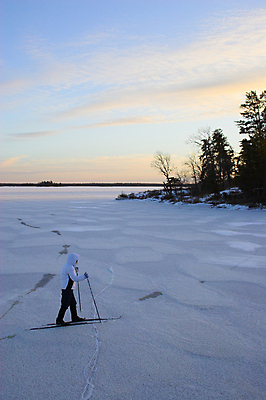 포토 JPG 해외이미지 공원 호수 스포츠 여행 포즈 십자가 크리스마스 겨울 모션 자연 하늘 휴가 스키 건강 사람 취미 사람없음 파란색 운동 냉동 얼음 미국 추위 자유 흰색 연못 고독 속도 전국 해외202004 해외포토 자연요소 계절 공공시설 기념일 감정 컬러 컨셉 북아메리카 겨울스포츠 생태계 파일형식 이미지허브