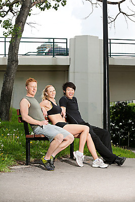 포토 JPG 해외이미지 라이프스타일 공원 남자 행복 여유 벤치 의자 건축양식 아침 함께함 3 미소 웃음 사람 앉기 성인 야외 세로 세명 친구 우정 신선 즐거움 철책 해외202004 해외포토 주간 공공시설 건축 감정 가구 컨셉 관계 모션 표정 생활 파일형식 이미지허브