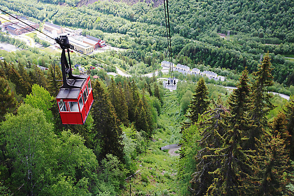 포토 JPG 해외이미지 여행 교통시설 자동차 휴가 산 안테나 파노라마 노르웨이 풍경 사람없음 야외 빨간색 여름 계곡 봄 곤돌라 숲 리프트 스칸디나비아 해외202004 해외포토 계절 유럽 육상교통 컬러 교통 통신 촬영기법 시설 파일형식 이미지허브