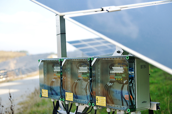 포토 JPG 해외이미지 주간 사람없음 야외 장비 태양에너지 집열판 해외202004 해외포토 자연요소 그린에너지 파일형식 이미지허브