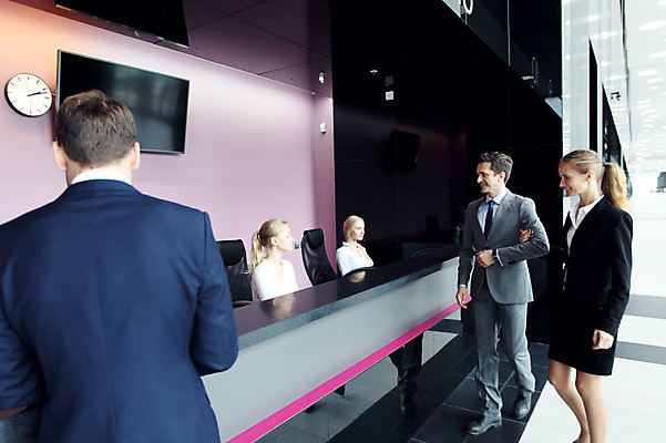 포토 JPG 해외이미지 여행 비즈니스 호텔 사람 정장 여러명 사무실 공항 책상 서비스 서식 안내원 접수 체크인 해외202004 해외포토 직업 옷 가구 다수 교통시설 숙소 파일형식 이미지허브