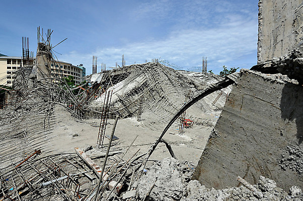 포토 JPG 해외이미지 백그라운드 비즈니스 학교 태국 주택 사람없음 야외 건물 손상 가을 흰색 균열 파편 위험 폭발 폭탄 먼지 고립 도미노 지진 효과 해외202004 해외포토 건축물 계절 교육 아시아 컬러 컨셉 모션 폭발물 자연재해 파일형식 이미지허브