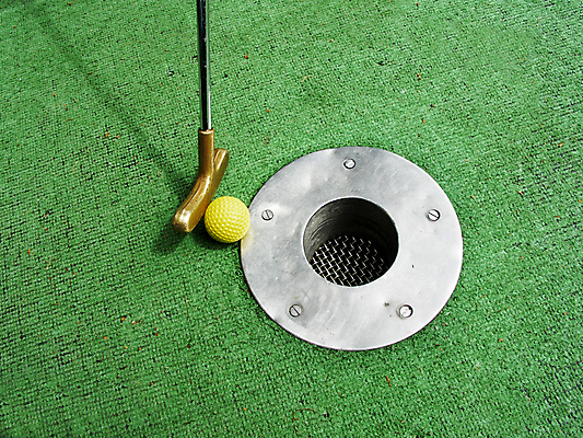 포토 JPG 해외이미지 스포츠 골프 공 놀이 사람없음 게임 막대기 철 그네 클럽 골프티 난쟁이 넣기 때리기 미니 퍼터 해외202004 해외포토 모션 골프용품 구기 파일형식 이미지허브