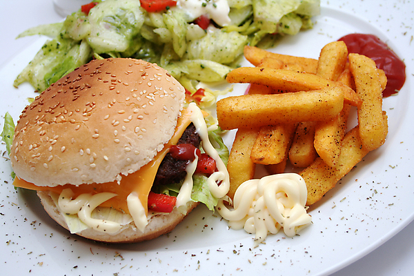 포토 JPG 해외이미지 접시 패스트푸드 실내 사람없음 샐러드 감자튀김 햄버거 인스턴트 정크푸드 케첩 마요네즈 해외202004 해외포토 식기 음식 감자 내부 튀김 소스_음식 파일형식 이미지허브