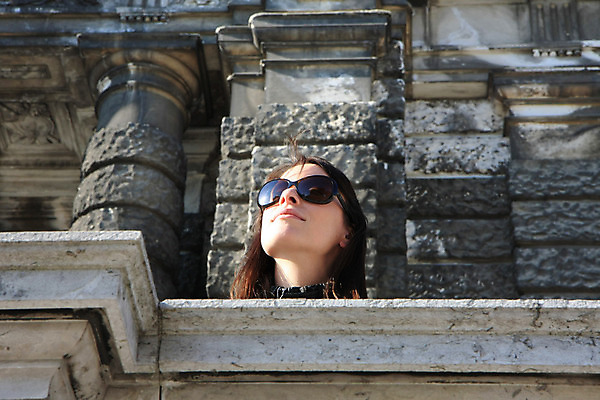 포토 JPG 해외이미지 백인 응시 안경 얼굴 포즈 한명 사람 야외 발코니 입술 내추럴 해외202004 해외포토 서양인 1 시선 잡화 신체부위 파일형식 이미지허브