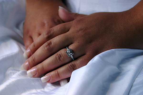 포토 JPG 해외이미지 손 디자인 드레스 여자 결혼 백그라운드 손가락 결혼식 휴가 관리 사람없음 반사 골동품 흰색 반지 잡기 악단 가운 황금 은색 보석 자르기 순수 정사각형 다이아몬드 약혼 백금 천진난만 해외202004 해외포토 도형 옷 음악 컬러 컨셉 장신구 모션 사람 이벤트 신체부위 광석 약속 파일형식 이미지허브