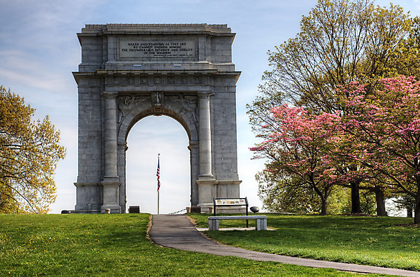 포토 JPG 해외이미지 나무 풍경 사람없음 초록색 봄 깃발 역사 성조기 아치 기념물 천연기념물 해외202004 해외포토 식물 계절 컬러 국기 파일형식 이미지허브
