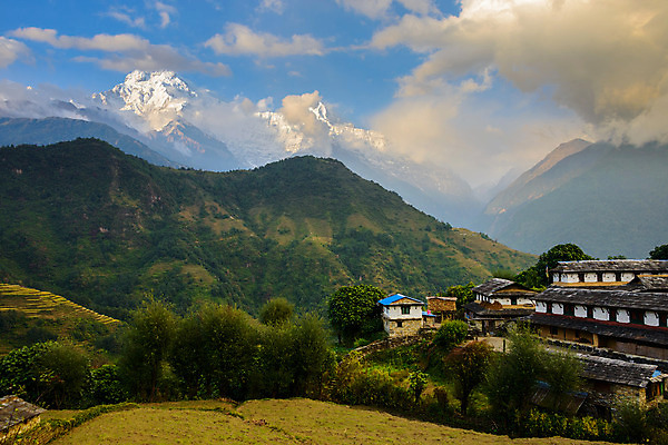 포토 JPG 해외이미지 구름 전통 여행 건축양식 자연 산 주택 풍경 경사 사람없음 초록색 마을 시골 고도 빙하 지형 네팔 절정 주거지 지질학 히말라야 목가 산맥 해외202004 해외포토 자연요소 교육 건축 아시아 컬러 건물 생태계 파일형식 이미지허브
