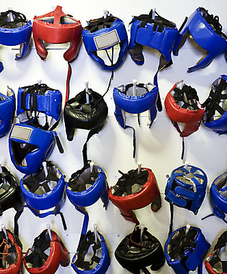 포토 JPG 해외이미지 스튜디오촬영 벽 사람없음 컬러풀 그룹 압정 보호 헬멧 충돌 은퇴 정사각형 비네팅 해외202004 해외포토 도형 컬러 컨셉 촬영기법 실내 사무용품 보호장비 파일형식 이미지허브