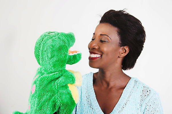 포토 JPG 해외이미지 동물 행복 놀이 하늘 한명 웃음 사람 초록색 장난감 손목시계 해외202004 해외포토 1 감정 시계 컬러 장신구 표정 파일형식 이미지허브