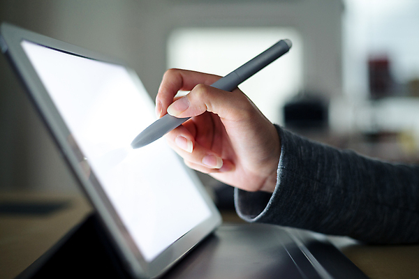 포토 JPG 해외이미지 손 들기 아웃포커스 신체부위 태블릿 그리기 태블릿펜 해외202004 해외포토 모션 촬영기법 사람 전자제품 스마트기기 펜 파일형식 이미지허브