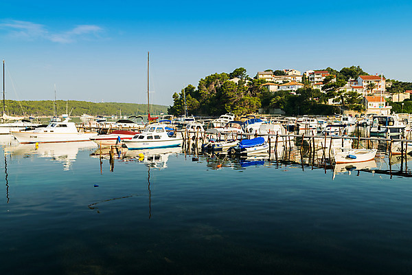 포토 JPG 해외이미지 유럽 바다 섬 여행 요트 건축양식 자연 하늘 낚시 휴가 휴식 파노라마 풍경 사람없음 초록색 물 여름 파란색 컬러풀 평화 마을 항구 이탈리아 흰색 만 보트 지중해 언덕 그림 포트 타운 크로아티아 터키석 파라다이스 해외202004 해외포토 자연요소 계절 건축 나라 컬러 컨셉 배_교통 교통시설 레저 촬영기법 도시 보석 생태계 파일형식 이미지허브