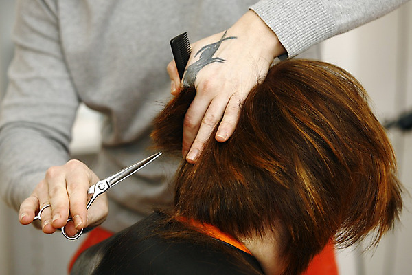 포토 JPG 해외이미지 백인 모델 직업 헤어스타일 손 디자인 여자 남자 얼굴 백그라운드 2 사람 성인 사람없음 머리 유행 상점 흰색 공구 잡기 머리빗 업무 우아함 미용사 이발 자르기 고객 이발소 고립 돌봄 스타일리스트 앞머리 이발사 스타일 해외202004 해외포토 서양인 컬러 컨셉 모션 신체부위 도구 미용용품 작업 뷰티샵 파일형식 이미지허브