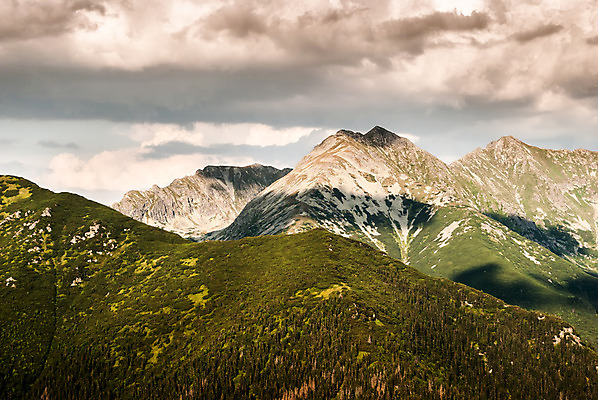 포토 JPG 해외이미지 나무 구름 유럽 길 여행 자연 하늘 산 그림자 풍경 경사 사람없음 야외 초록색 파란색 빛 햇빛 계곡 맑음 활발 하이킹 정상 숲 땅 언덕 침엽수 흐림 슬로바키아 절정 해외202004 해외포토 자연요소 식물 나라 컬러 컨셉 레저 날씨 태양 생태계 파일형식 이미지허브