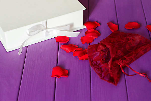 포토 JPG 해외이미지 꽃잎 꽃 리본 분홍색 컨셉 휴가 기념 프레임 선물 사랑 사람없음 목재 장식 빨간색 쇼핑 상자 장미 우주 공백 축하 인사 신용카드 고급 활 해외202004 해외포토 나무 식물 감정 컬러 재료 금융 예절 파일형식 이미지허브