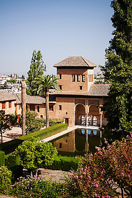 포토 JPG 해외이미지 식물 공원 꽃 여행 패턴 건축양식 자연 풍경 사람없음 야외 건물 초록색 물 여름 야자수 반사 탑 정원 궁전 바위 역사 스페인 이슬람교 아치 기념물 그라나다 랜드마크 안달루시아 안뜰 해외202004 해외포토 자연요소 나무 건축물 계절 공공시설 건축 유럽 종교 컬러 고건축 무늬 돌_바위 생태계 파일형식 이미지허브