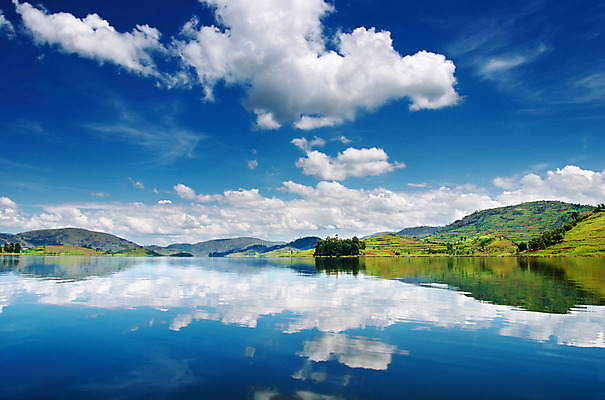 포토 JPG 해외이미지 나무 구름 호수 섬 밭 아프리카 자연 하늘 산 풍경 사람없음 초록색 물 파란색 반사 환경 침묵 거울 시골 언덕 산악지대 우간다 해외202004 해외포토 자연요소 식물 나라 컬러 농업 소리 생태계 파일형식 이미지허브