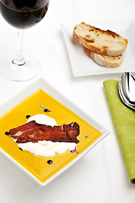 포토 JPG 해외이미지 접시 음식 빵 와인잔 오렌지 유리 호박 사람없음 빨간색 와인 숟가락 줄무늬 신선 수프 바게트 강의 크림 홋카이도 냅킨 베이컨 해외202004 해외포토 식기 컬러 무늬 채소 술잔 과일 재질 주류 수저 돼지고기 일본 파일형식 이미지허브