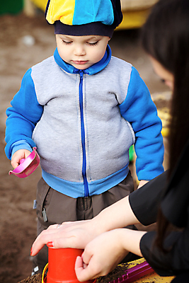 포토 JPG 해외이미지 백인 1 공원 행복 아들 어린이 모래 장난 가족 놀이 엄마 한명 사람 소년 야외 세로 여름 컬러풀 장난감 봄 유치원 기쁨 가을 게임 아기 가르침 놀이터 작음 플라스틱 삽 양동이 헬프 해외202004 해외포토 서양인 계절 공공시설 교육 남자 감정 컬러 관계 재질 도움 크기 파일형식 이미지허브