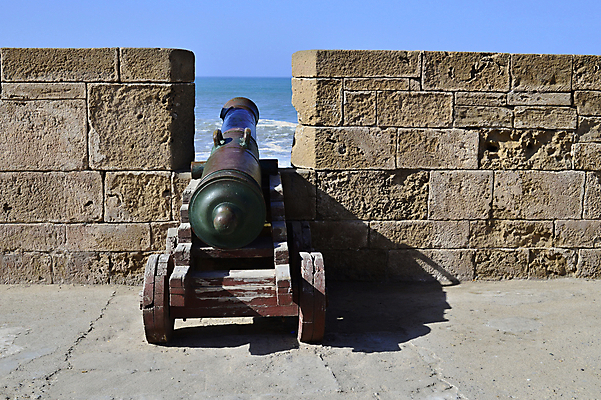 포토 JPG 해외이미지 전통 무기 벽 바다 하늘 산 주택 사람없음 야외 물 여행객 금속 총 수확 도시 만 성 역사 보호 폭발 철 묘사 복고 군용 신호 싸움 전쟁 마차 육군 경례 청동 대포 천연기념물 전쟁터 베터리 스페인어 옛날 철책 터키석 해외202004 해외포토 자연요소 건축물 교통수단 컨셉 농업 모션 재질 군대 사람 건물 인사 보석 파일형식 이미지허브