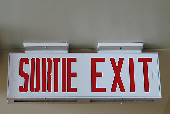 포토 JPG 해외이미지 벽 출입구 사람없음 빨간색 긴급 그늘 방향 사인 천장 예방 보안 해외202004 해외포토 컬러 안전 파일형식 이미지허브