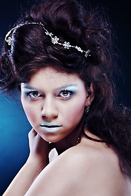 포토 JPG 해외이미지 백인 1 여자 컨셉 겨울 휴식 창조 한명 사람 성인 파란색 햇빛 어둠 눈송이 우아함 만족 개성 눈보라 유일 해외202004 해외포토 서양인 계절 감정 컬러 눈_날씨 태양 파일형식 이미지허브