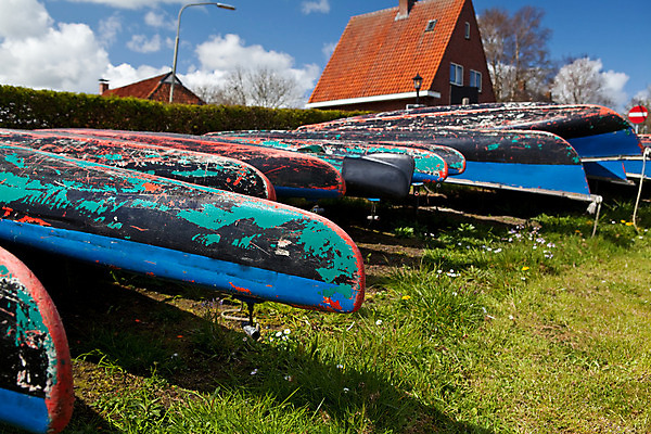 포토 JPG 해외이미지 스포츠 여행 하늘 바닥 건강 사람없음 야외 초록색 파란색 컬러풀 공구 보트 카누 옛날 해외202004 해외포토 컬러 배_교통 도구 수상스포츠 파일형식 이미지허브
