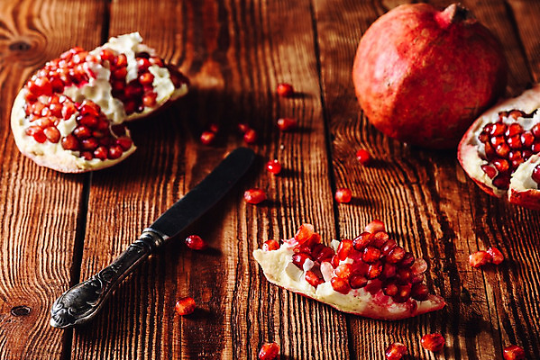 포토 JPG 해외이미지 실내 사람없음 나이프 석류 나무탁자 석류알 해외202004 해외포토 식기 과일 탁자 내부 칼 파일형식 이미지허브