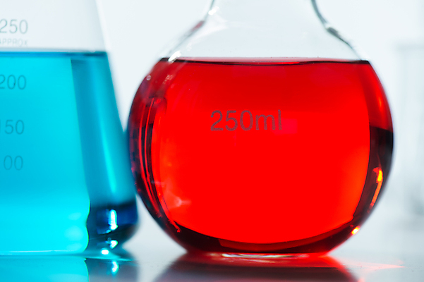 포토 JPG 해외이미지 과학 유리 병원 현미경 실험 사람없음 세로 파란색 사무실 약 반사 건강관리 장비 흰색 액체 실험실 컨테이너 가득함 플라스크 시험관 흰배경 비커 미생물 튜브 원뿔 발견 화학물질 해외202004 해외포토 도형 산업 컬러 백그라운드 비즈니스 의학 재질 생물 건강 실험기구 관리 화학 파일형식 이미지허브