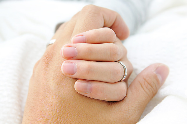 포토 JPG 해외이미지 손 결혼 프로포즈 실내 사랑 신체부위 결혼반지 신랑신부 해외202004 해외포토 감정 신부_웨딩 신랑 사람 이벤트 내부 반지 파일형식 이미지허브