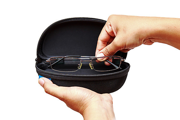 포토 JPG 해외이미지 손 응시 여자 안경 백그라운드 사람없음 선글라스 약 흰색 잡기 클래식 복고 시력 날카로움 고립 스타일 해외202004 해외포토 시선 잡화 컬러 컨셉 의학 모션 사람 신체부위 파일형식 이미지허브