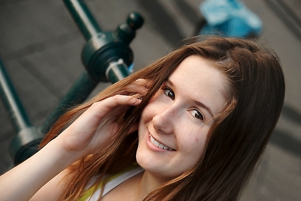 포토 JPG 해외이미지 백인 학생 라이프스타일 응시 여학생 여자 행복 얼굴 통신 갈색머리 세포 말하기 한명 야외 10대 스마트폰 갈색 머리 기쁨 흰색 도시 전화기 부름 소통 셀룰러 해외202004 해외포토 서양인 1 헤어스타일 시선 감정 컬러 컨셉 모션 청소년 사람 생활 신체부위 핸드폰 스마트기기 파일형식 이미지허브