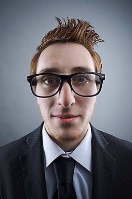 포토 JPG 해외이미지 스튜디오촬영 캐릭터 응시 남자 안경 비즈니스 청소년 한명 사람 직장인 비즈니스맨 유머 괴짜 경영자 멍청이 특별함 성인남자만 해외202004 해외포토 직업 1 시선 잡화 감정 컨셉 실내 리더 남자만 성인만 파일형식 이미지허브