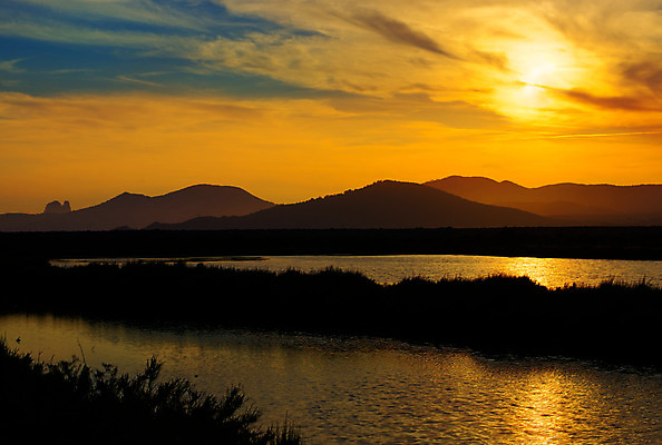 포토 JPG 해외이미지 구름 산업 문화 호수 바다 섬 여행 백그라운드 밭 오렌지 비즈니스 자연 하늘 풍경 사람없음 야외 물 여름 파란색 빛 컬러풀 태양 반사 일출 황혼 일몰 새벽 흰색 스페인 황금 땅 지중해 소금 광 소금물 수평선 해외202004 해외포토 자연요소 계절 유럽 컬러 농업 과일 노을 생태계 파일형식 이미지허브