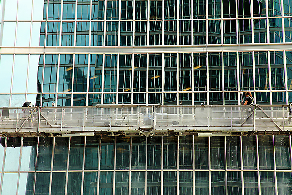 포토 JPG 해외이미지 주간 전신 남자 외벽 한명 빌딩 성인 야외 건물 옆모습 승차 리프트 청소부 유리창청소 성인남자한명만 해외202004 외벽청소 해외포토 자연요소 직업 1 건축물 벽 뷰포인트 모션 사람 청소 남자한명만 성인남자만 파일형식 이미지허브