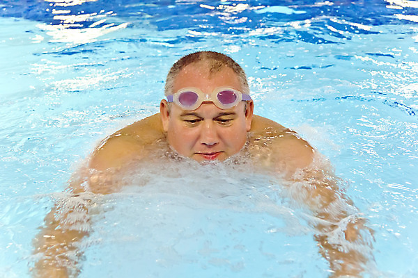 포토 JPG 해외이미지 백인 1 라이프스타일 남자 유럽 스포츠 신체 모션 휴식 건강 한명 미소 사람 가로 물 파란색 운동 수영 젖음 흰색 몸무게 큼 비만 근육질 대머리 탈모 해외202004 해외포토 자연요소 서양인 헤어스타일 나라 컬러 컨셉 근육 표정 생활 수상스포츠 크기 몸매 증상 파일형식 이미지허브