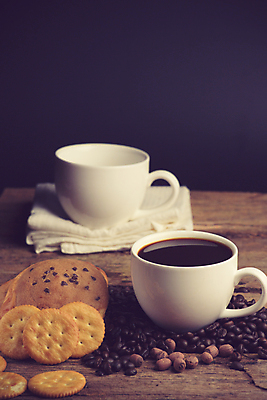 포토 JPG 해외이미지 커피 음료 탁자 검은배경 아침 콩 사람없음 목재 컵 갈색 검은색 거품 카페 머그컵 신선 뜨거움 액체 닫기 맛 아침식사 정상 수증기 낟알 컵받침 유기농 아로마 향 카페테리아 에스프레소 단절 라떼 바이오 백자 카페인 필터 해외202004 해외포토 주간 나무 식기 웰빙 컬러 가구 백그라운드 컨셉 재료 모션 곡류 상점 식사 도자기 받침대 파일형식 이미지허브