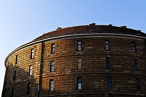 포토 JPG 해외이미지 유럽 건축양식 창문 하늘 지붕 벽돌 주택 그림자 사람없음 건물 파란색 태양 탑 도시 원형 역사 비엔나 둥지 버리기 옛날 해외202004 해외포토 자연요소 도형 건축물 건축 나라 컬러 모션 오스트리아 파일형식 이미지허브
