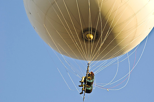 포토 JPG 해외이미지 주간 전신 하늘 매달리기 사람 풍경 야외 두명 열기구 비행 해외202004 해외포토 자연요소 항공교통 모션 파일형식 이미지허브