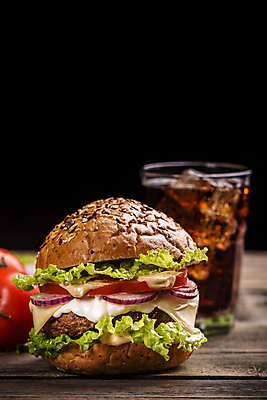 포토 JPG 해외이미지 검은배경 패스트푸드 실내 사람없음 햄버거 인스턴트 정크푸드 콜라 나무탁자 해외202004 해외포토 음식 백그라운드 탁자 내부 검은색 탄산음료 파일형식 이미지허브